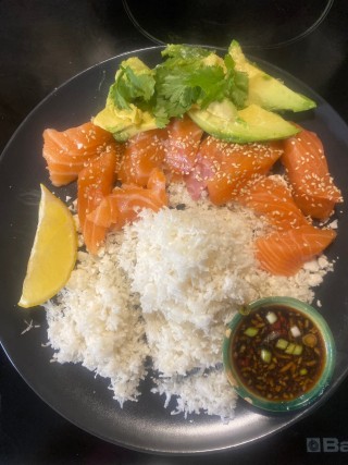 Salmon  sashimi with cauliflower rised