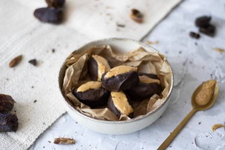 Dátiles de mantequilla de cacahuete en chocolate negro