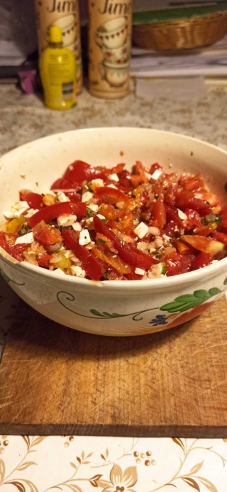 Tomatensalat mit Zwiebeln, Sonnenblumenöl, Salz, Pfeffer und Zitronenbasilikum