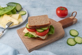 Brood met kaas, tomaat en komkommer