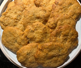 Käsecracker mit Gouda und Kräuterbutter