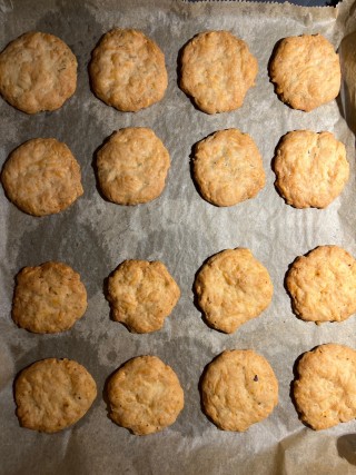 Käsecracker mit Emmentaler und Rosmarin
