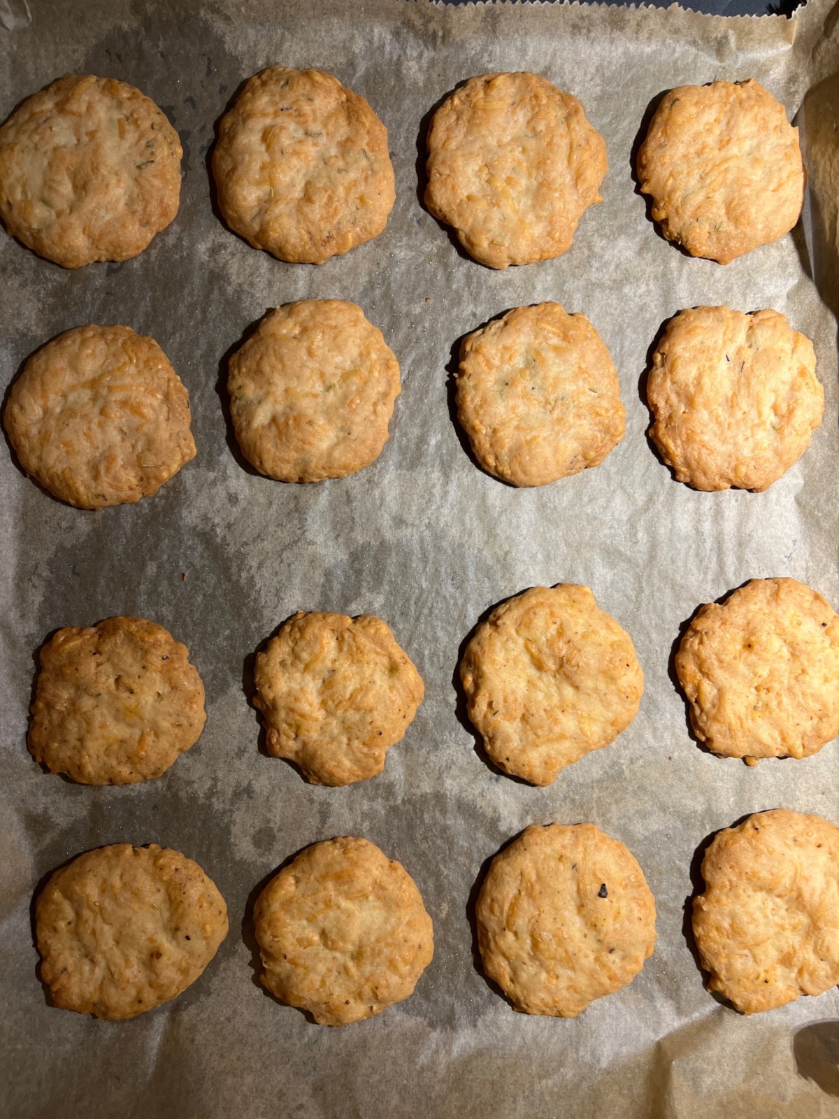 Käsecracker mit Emmentaler und Rosmarin