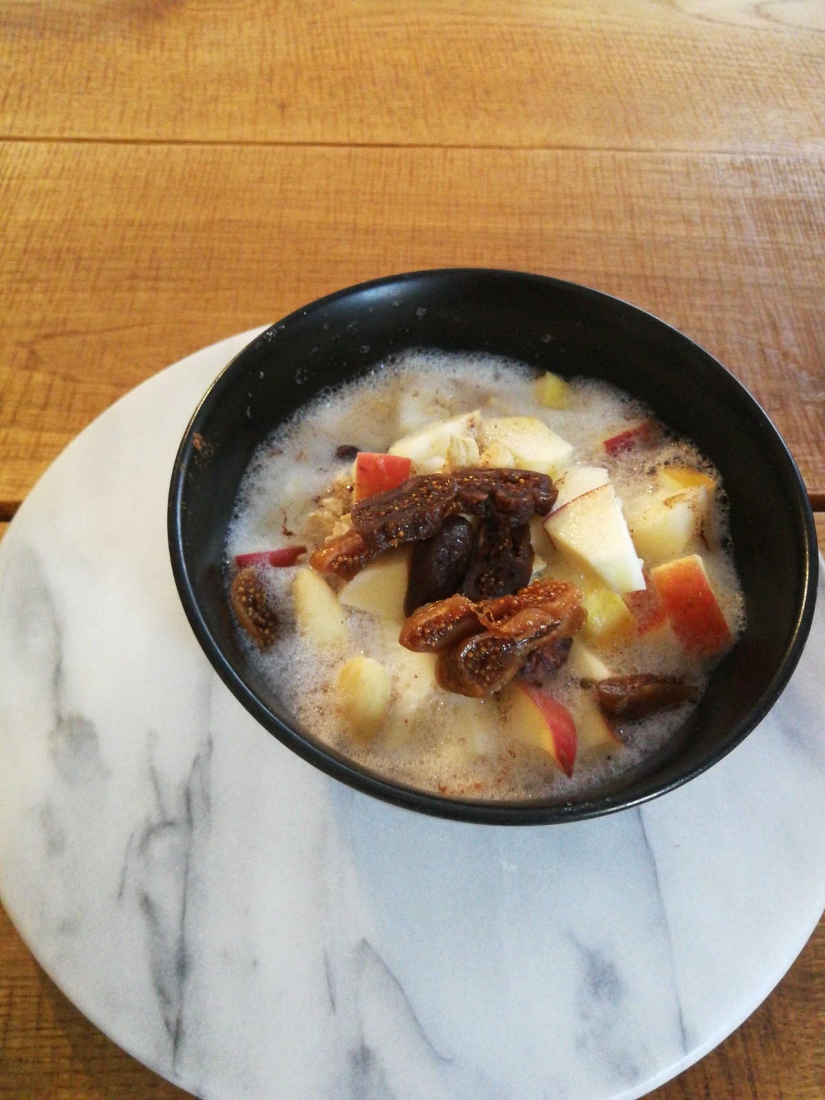 Porridge mit Nuss, Apfel, tTockenfeige