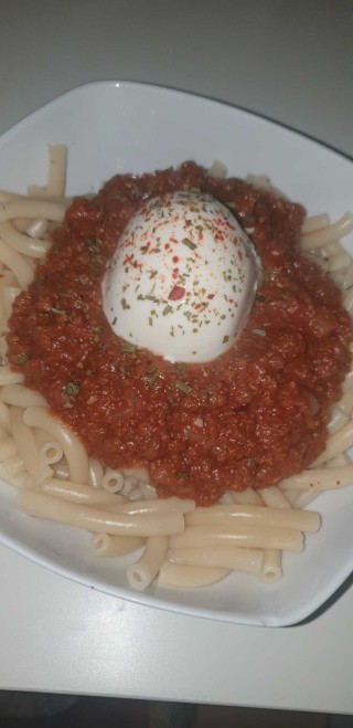 Veggie Bolognese mit Burrata