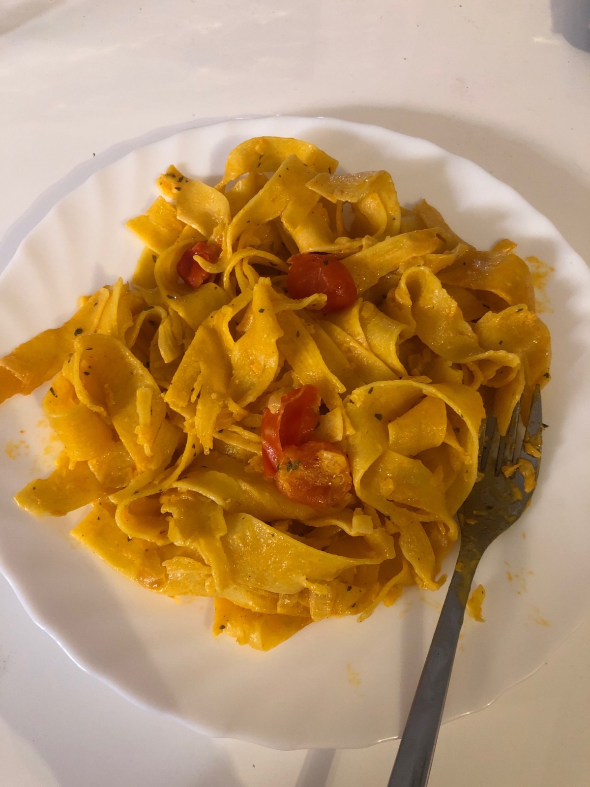 Pasta con salsa de queso y tomate