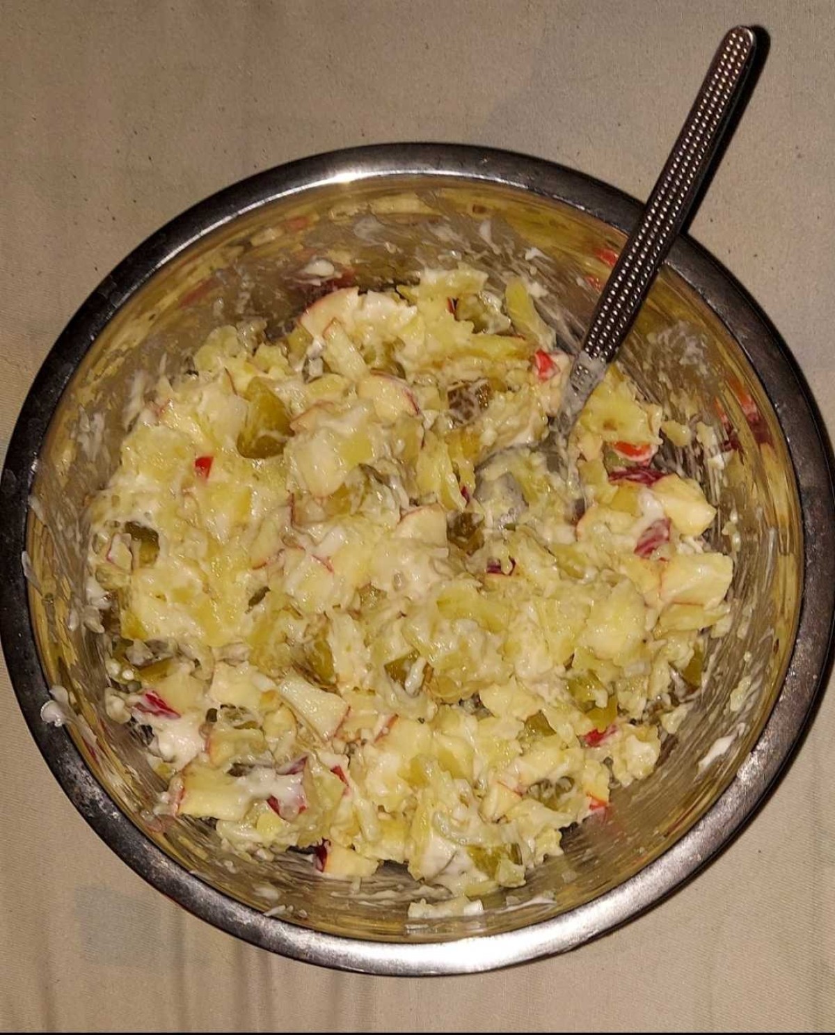 Kartoffelsalat mit Apfel, Gewürzgurke und Zwiebel