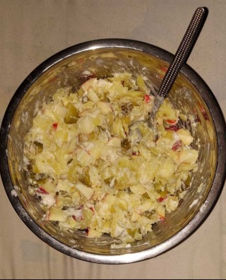 Kartoffelsalat mit Apfel, Gewürzgurke und Zwiebel