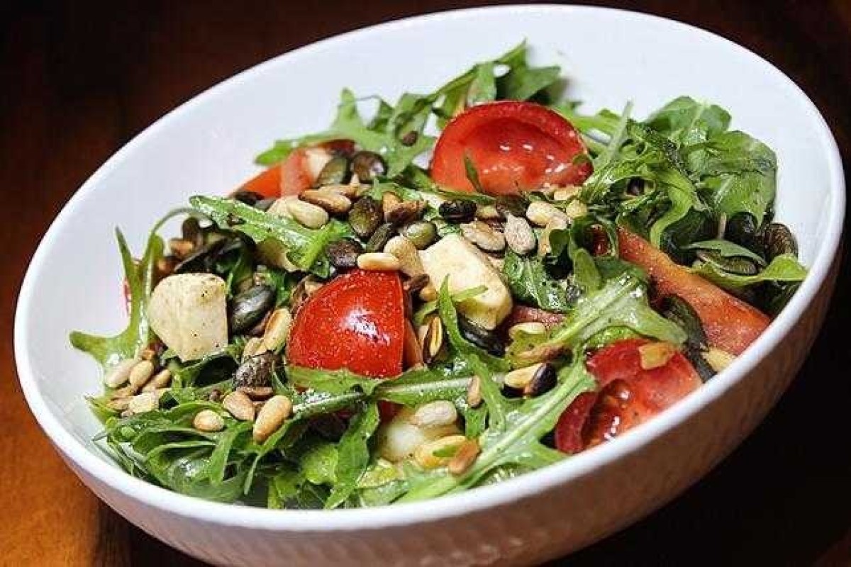 Rucolasalat mit Tomaten, Mozzarella und Kernen