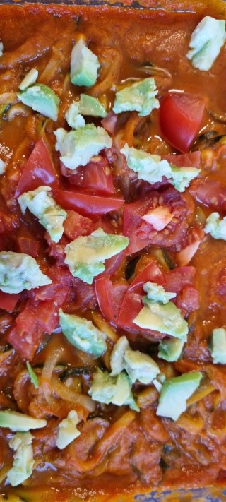 Zucchinipasta mit Tomaten-Avocado-Soße