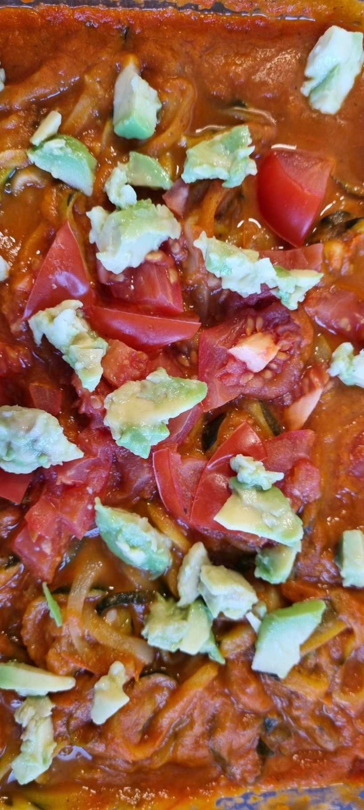 Zucchinipasta mit Tomaten-Avocado-Soße