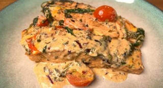 Lachs mit Tomaten, Spinat und Sahnesauce