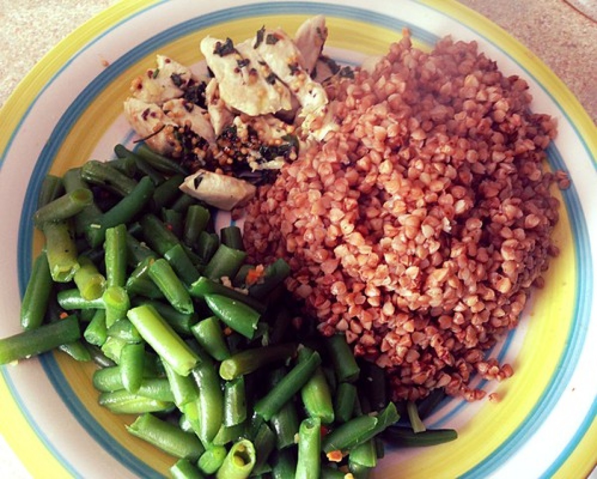 Chicken breasts in mustard with groats and green beans