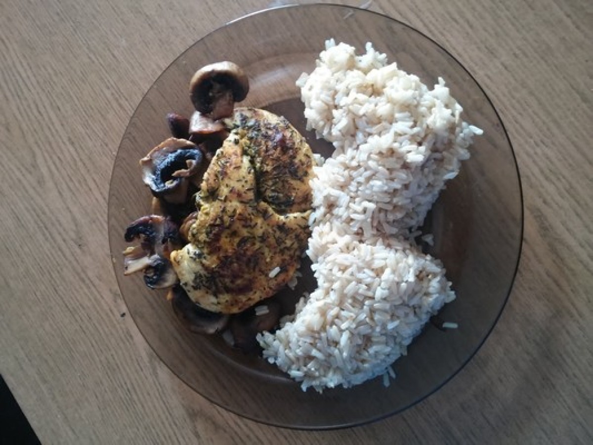 Chicken breasts with mushrooms and rice