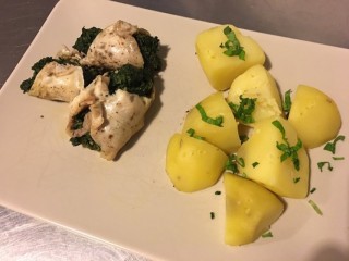 Steamed fish roulades with spinach, with potatoes