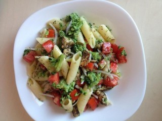 Pasta salad with chicken and broccoli
