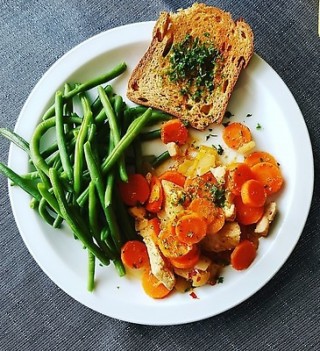 Chicken goulash with beans, carrot and croutons