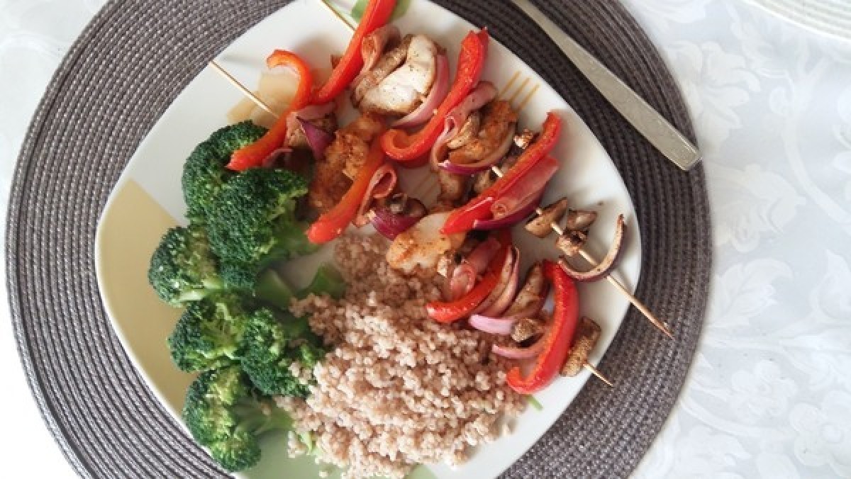 Fish shashliks with groats and broccoli