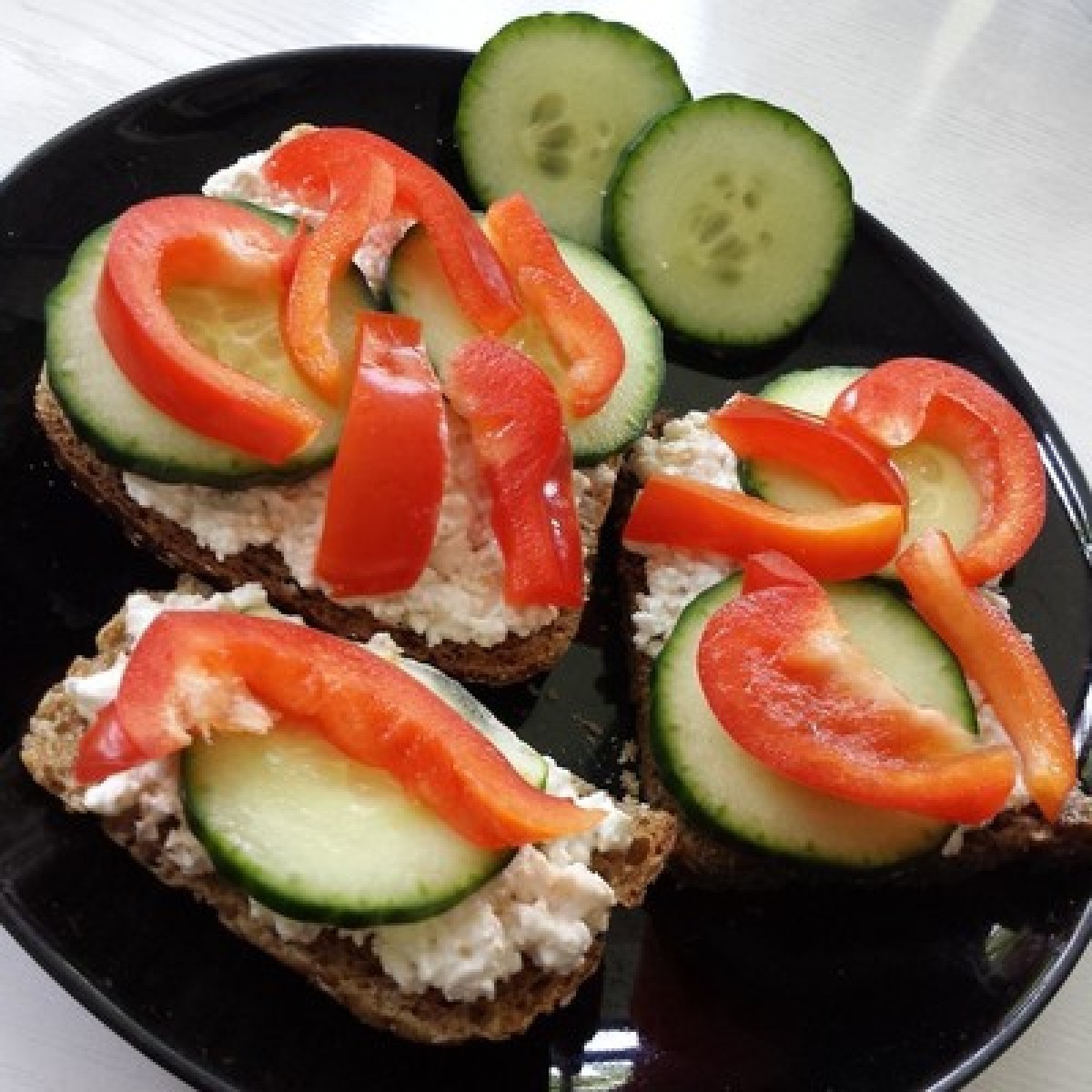 Bran curd cheese, pepper and cucumber sandwich