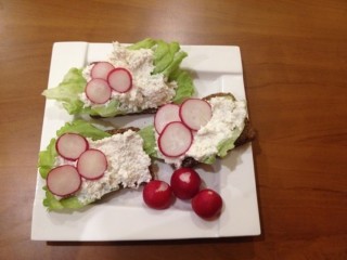 Bran curd cheese, lettuce and radish sandwich