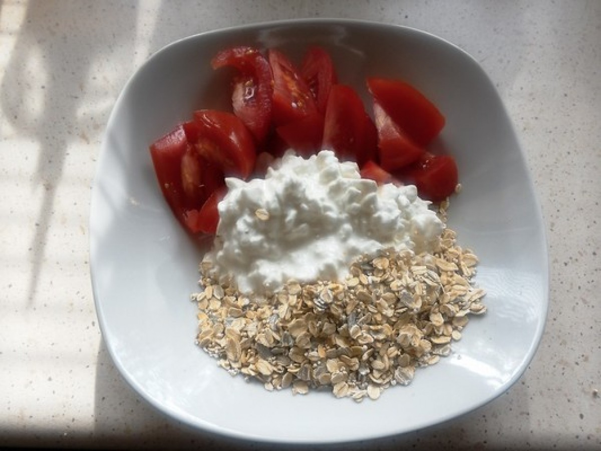 Cottage cheese with tomato and oatflakes