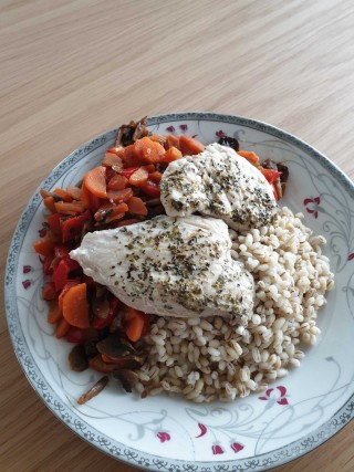 Turkey with mushrooms, peppers and groats