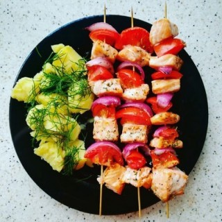 Fish, pepper and tomato shashliks with potatoes