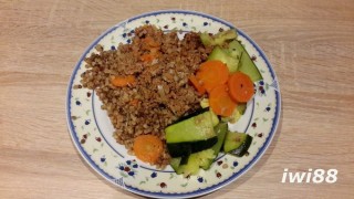 Steamed vegetables with mince and groats
