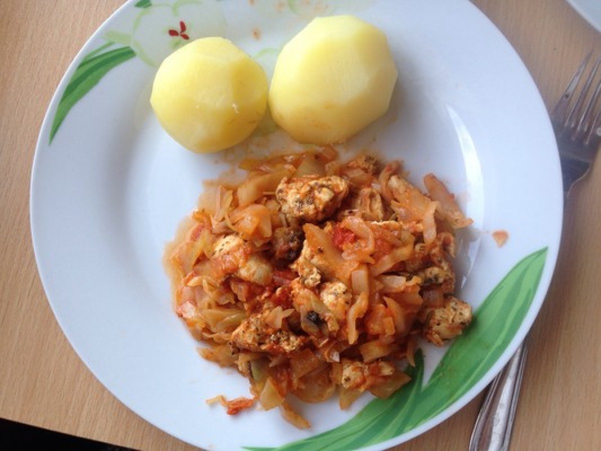 Chicken bigos with potatoes