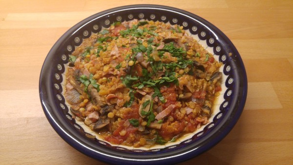 Lentils with ham, mushrooms and tomatoes