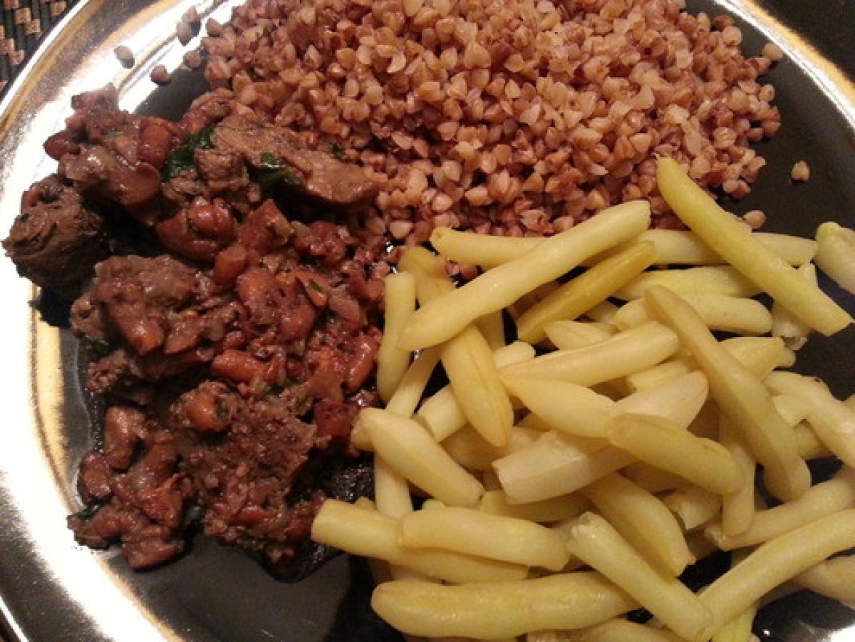 Beef and chanterelles with groats and green beans