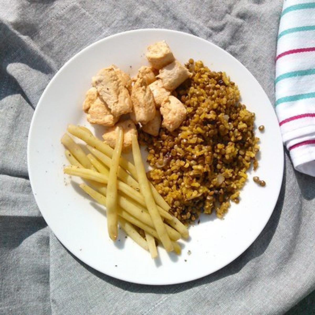 Megadarra with chicken and green beans