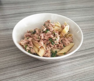 Pasta with tuna in lemon sauce
