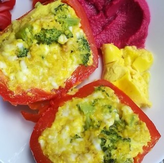 Roasted pepper with egg and cottage cheese