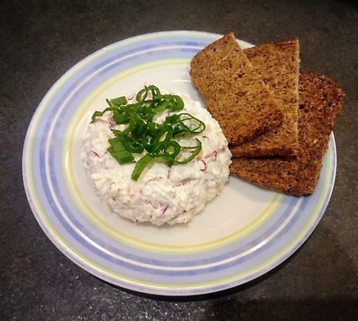 Quark mit Radieschen und Schnittlauch, Brot