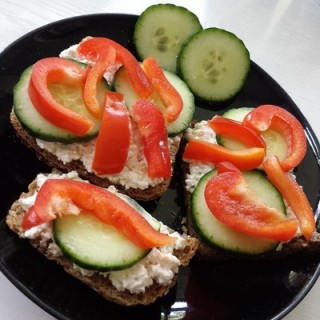 Sandwiches mit Kleiequark, Paprika und Gurke