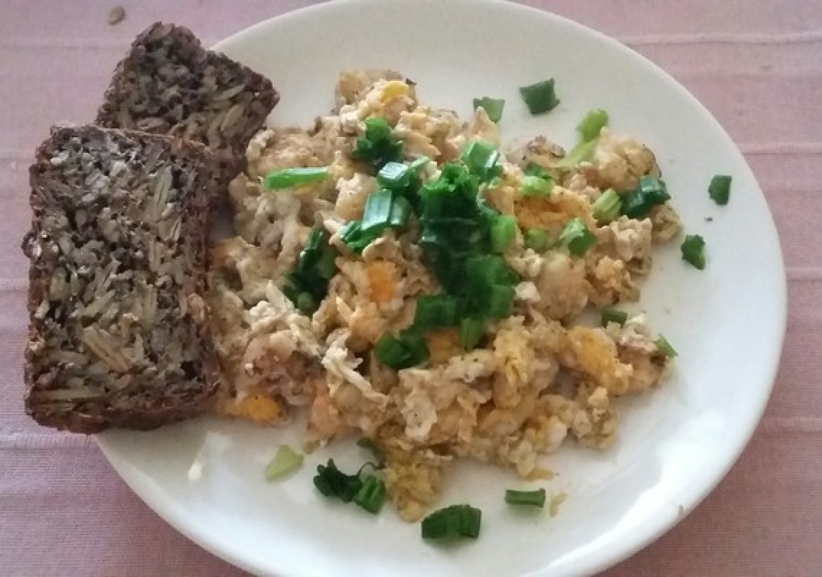 Rührei mit Garnelen und Brot