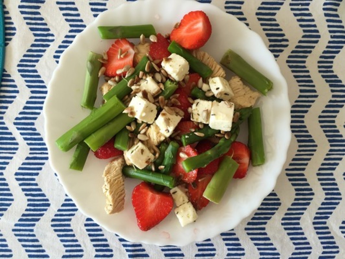 Salat mit Erdbeeren, Spargel und Hähnchen