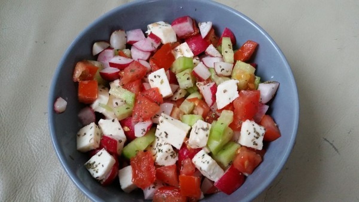 Gemüsesalat mit Mozzarella und Joghurt