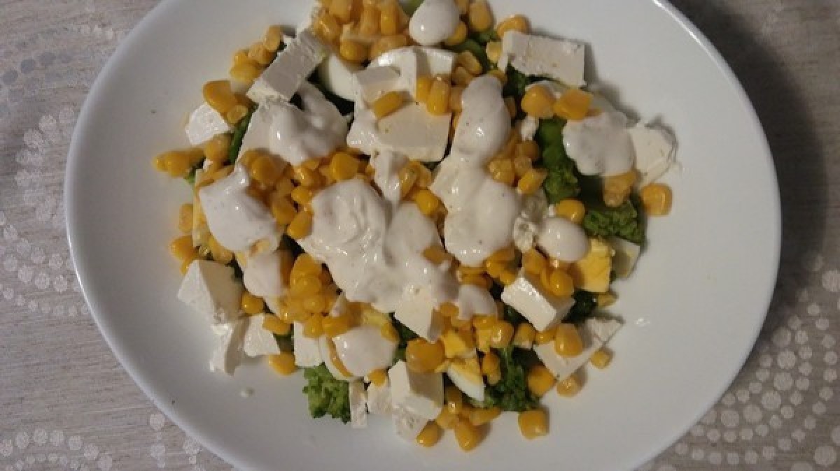 Brokkoli-Knoblauch-Salat mit Feta-Käse