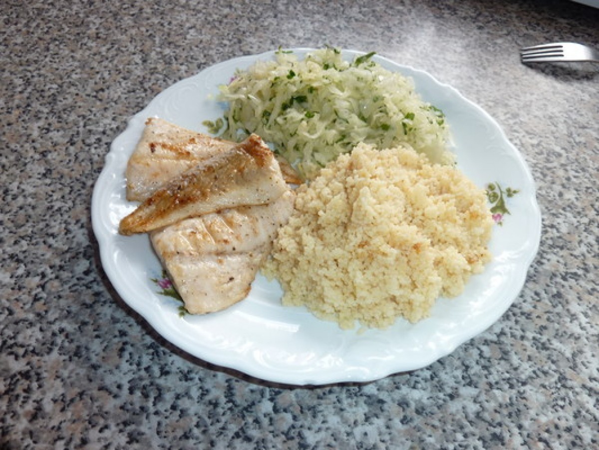 Backfisch mit Couscous und Salat
