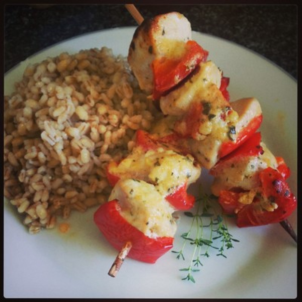 Brochettes de poitrine de dinde accompagnées d’orge perlé