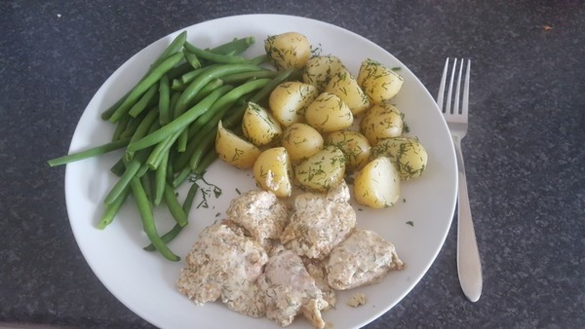 Dinde à l’aneth accompagnée de pommes de terre