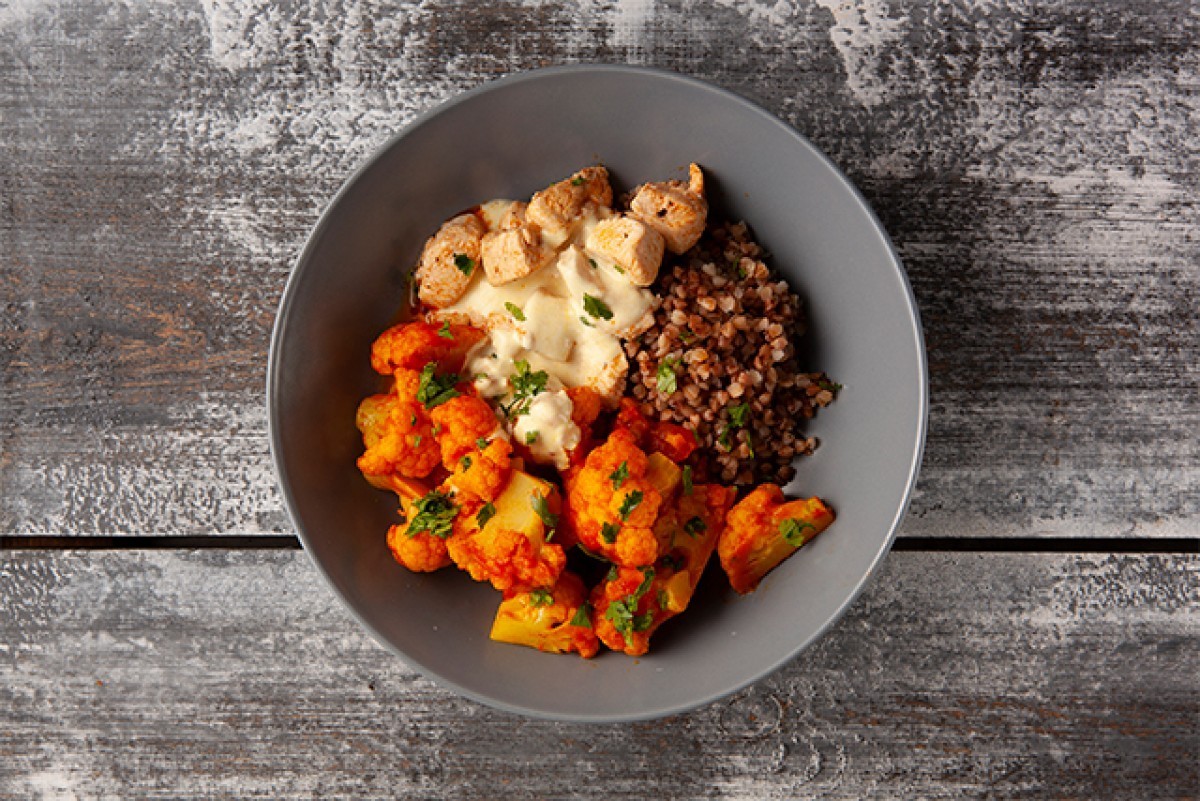 Chou-fleur au curry accompagné de blé noir et de poulet cuit