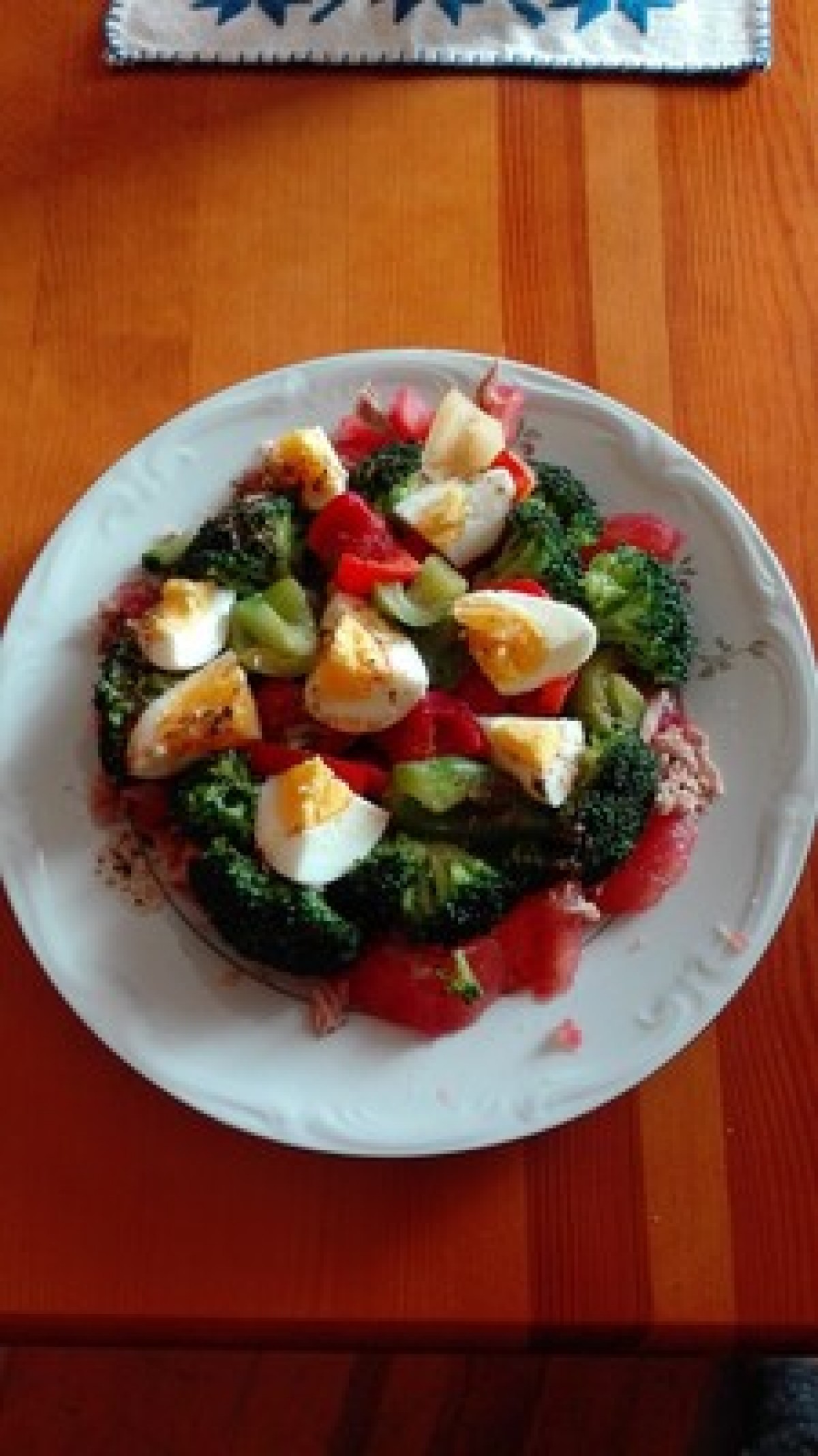 Salade de thon, œuf et légumes