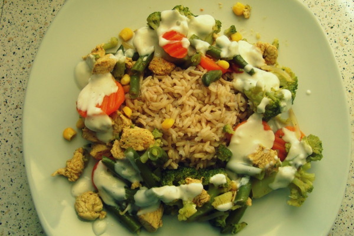 Riz accompagné de poulet et de légumes à la sauce ail