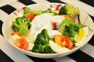 Salade d'œuf, brocoli et tomate