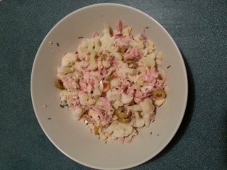 Salade de chou-fleur, olives et thon