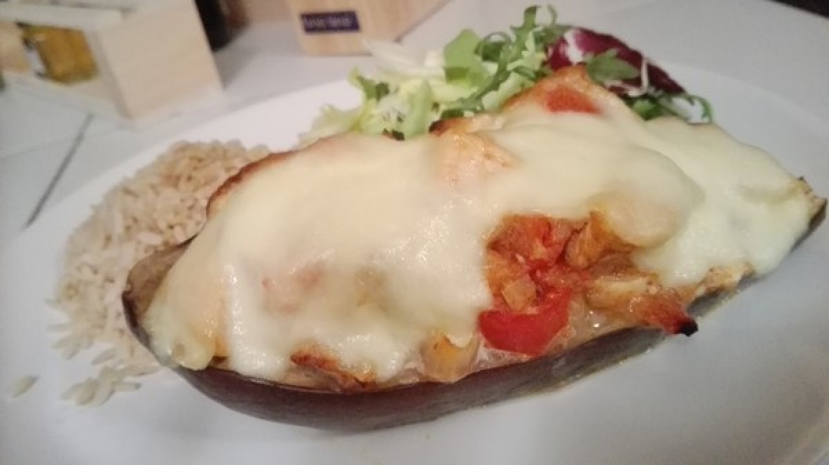 Aubergine au poulet accompagnée de riz