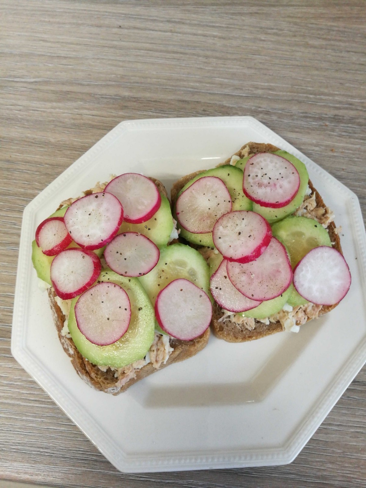 Tartines au pâté d’œufs et de thon garnies de concombre et radis